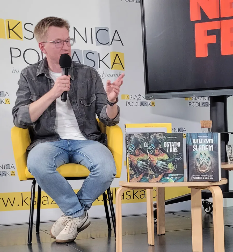 Zbigniew Jankowski, założyciel wydawnictwa Gamebook, podczas spotkania autorskiego